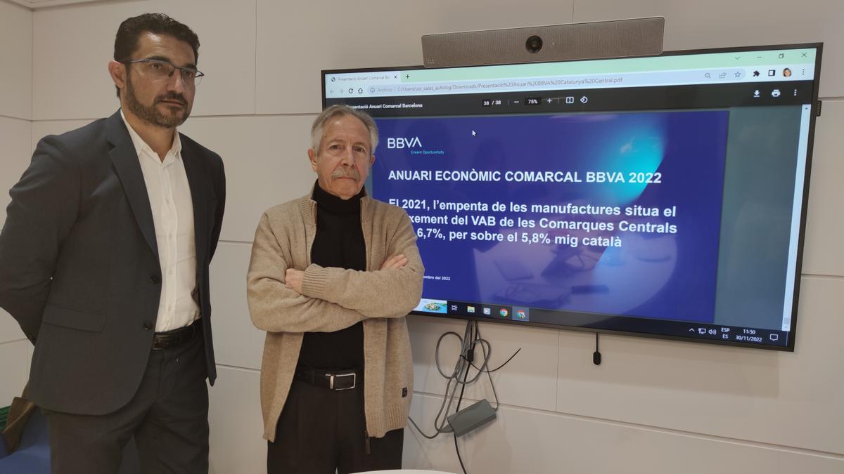Robert Figuera (esquerra), director de zona del BBVA a Manresa, i Josep Oliver, en la presentació de l'anuari a Manresa