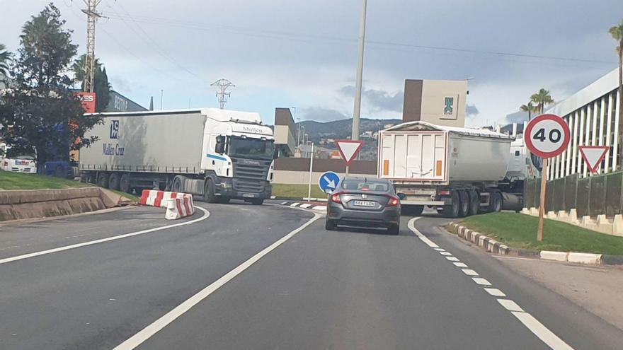 El carril bici habilitado en la CV-16 ha provocado una mayor estrechez de la calzada en el tramo del área Foies Ferraes. | NOMDEDEU