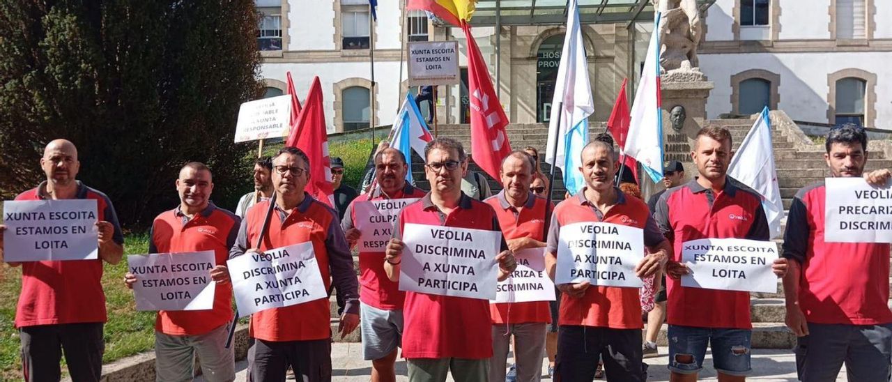 Personal de mantenimiento de Veolia y miembros de la CIG a las puertas del Provincial.