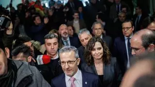 Cientos de alumnos protestan contra Ayuso en la Complutense: "Fuera fascistas de la universidad"