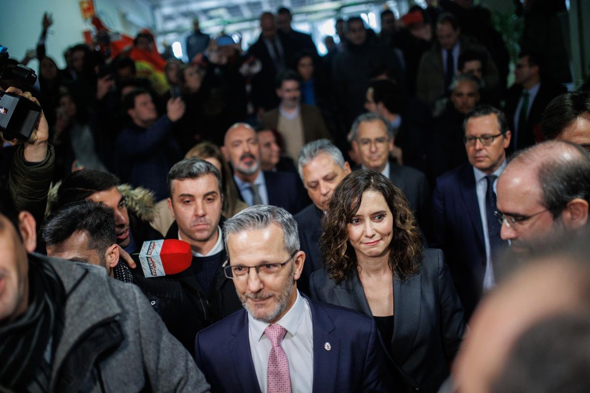 Bronca a la salida de Ayuso de la Complutense tras ser designada alumna ilustre