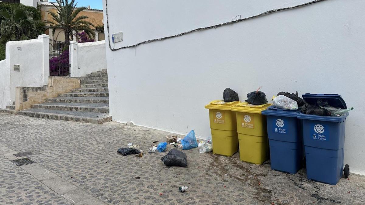 Cubos de basura llenos en la ciudad de Ibiza