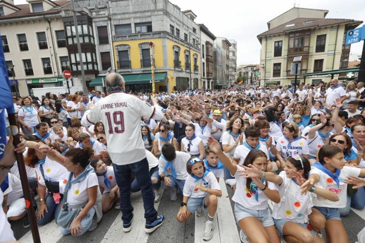La multitud en la Pola, antes de salir hacia el prau