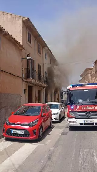 El incendio declarado en la casa de una mujer con síndrome de Diógenes en Llucmajor sigue activo 24 horas después