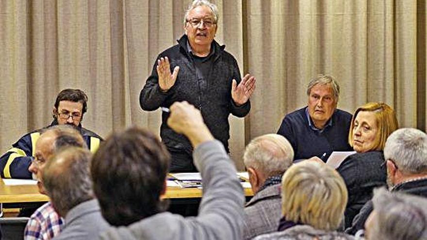 Inici de l&#039;assemblea celebrada al local social de Palau-sacosta ahir al vespre.