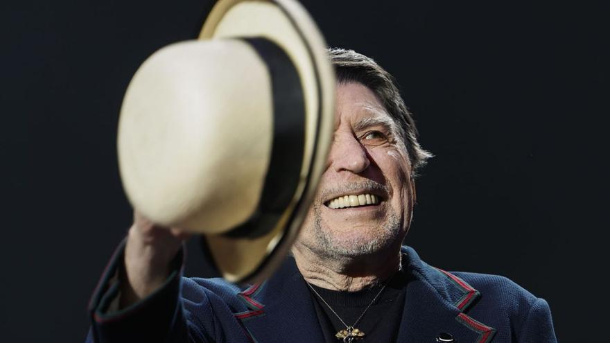 Sabina, en un par de momentos del concierto de anoche en La Malagueta. | JORGE ZAPATA/EFE