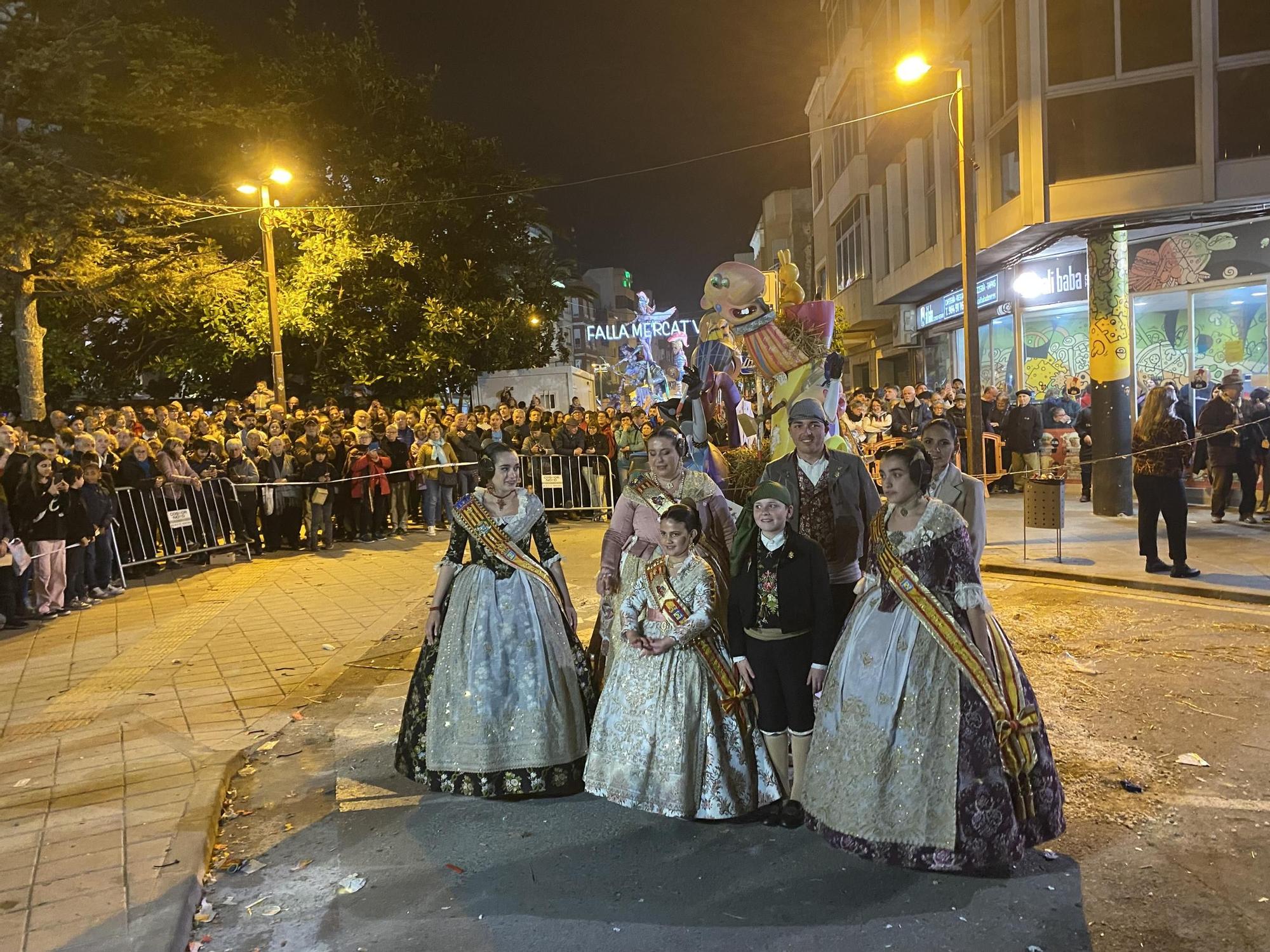 GALERÍA I FALLAS BENICARLÓ: Arde la falla El Caduf, mejor monumento en la categoría infantil.