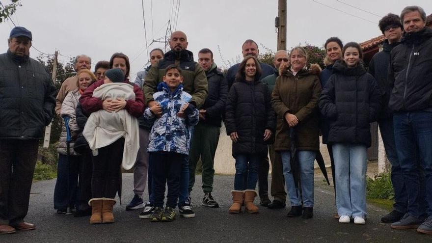 Vecinos de A Cañota se concentran a la entrada del núcleo para exigir el fin de las batidas. |  LOC