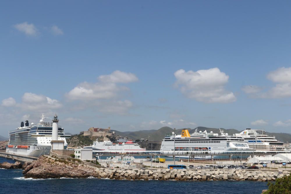 Tres cruceros amarrados en el puerto de Ibiza.