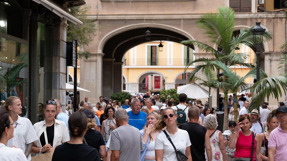 La plaza Marqués del Palmer de Palma, llena de gente.