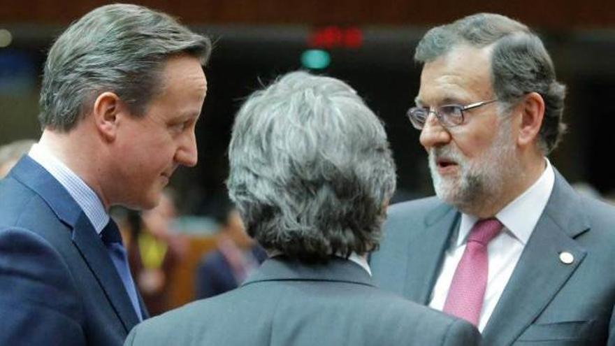 Cameron y Rajoy, conversando al inicio de la cumbre de líderes de la UE en Bruselas.