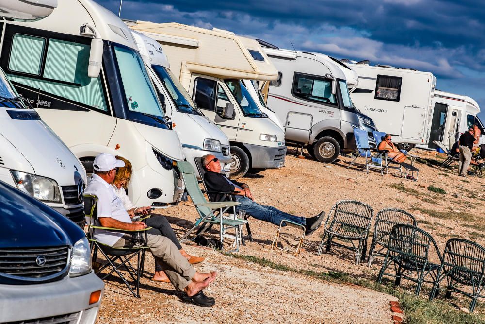 Las autocaravanas vuelven a invadir la primera línea de las calas de Torrevieja sin control