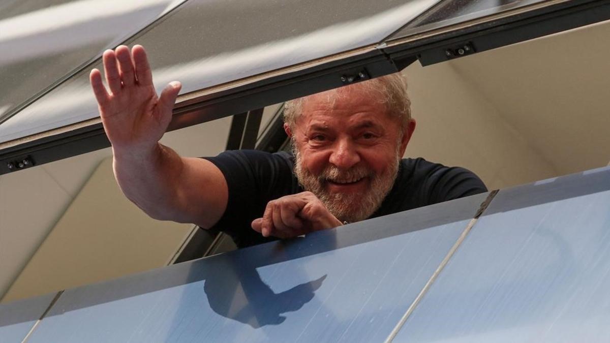 Lula saluda a unos simpatizantes desde un edificio sindical en Sao Paulo, el pasado abril.