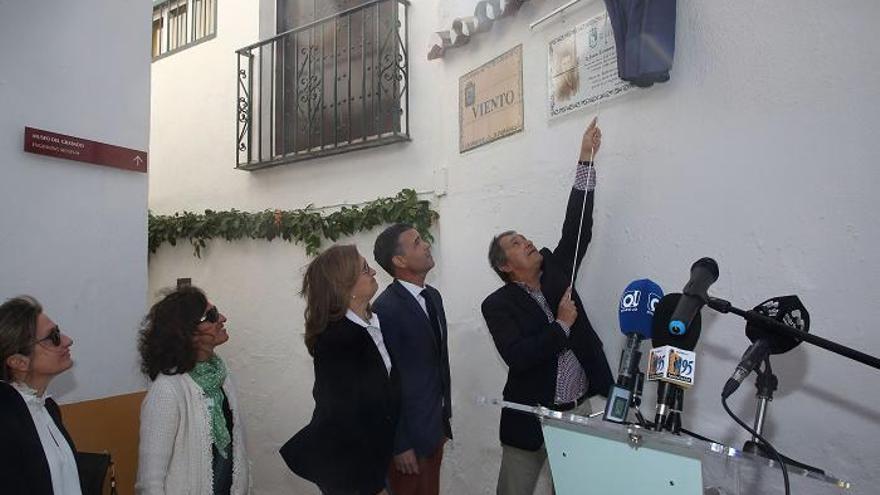 Juan Manuel Zamora descubre una placa en memoria de su padre, Juan Zamora Ruiz, en la calle del Viento, en presencia del alcalde de Marbella, José Bernal, familiares y amigos.