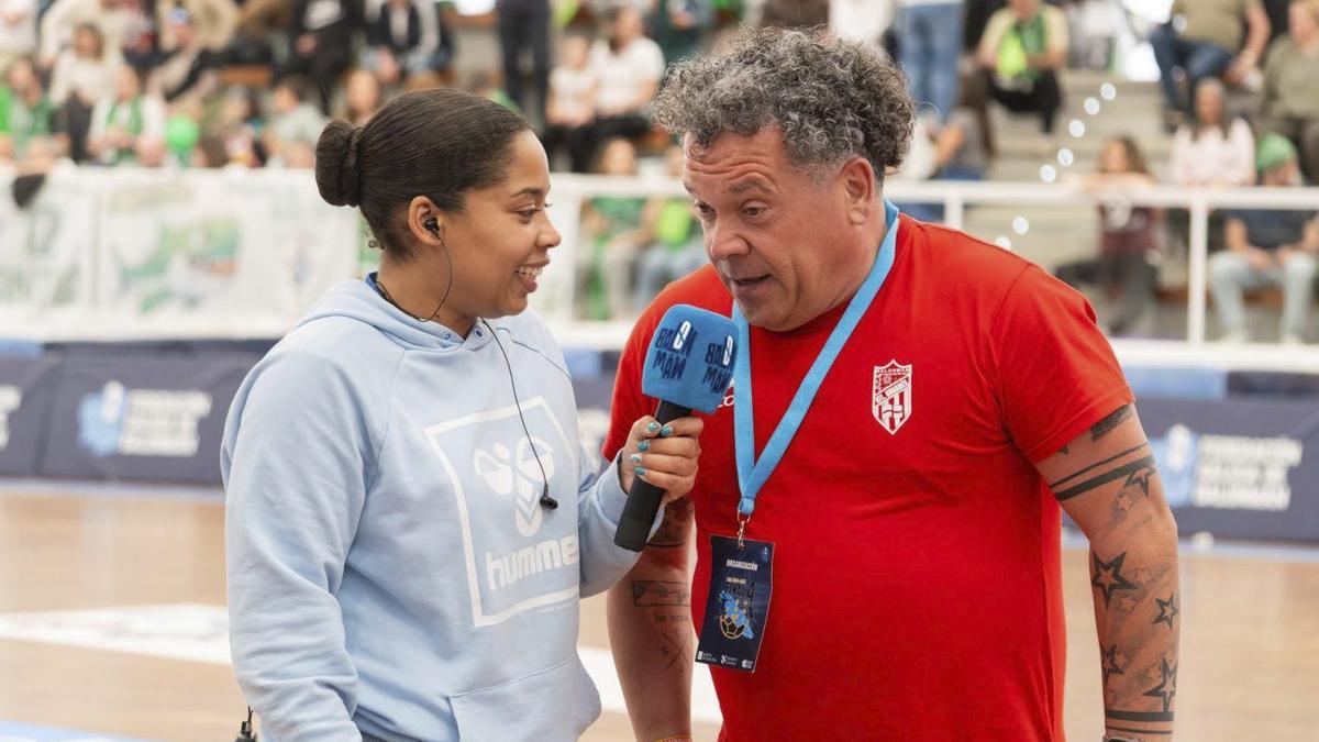 Jesús López habla con los canales de la Federación Gallega en el pabellón de A Sangriña. | FIRMA
