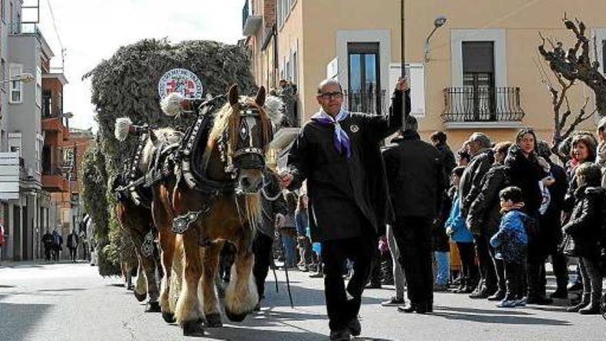 Cavalls i carros engalanats per a l&#039;ocasió desfilen als Tres Tombs de Sant Joan