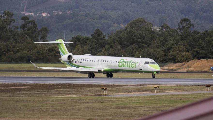 Un avión de Binter en el aeropuerto de Vigo. // Cristina Graña