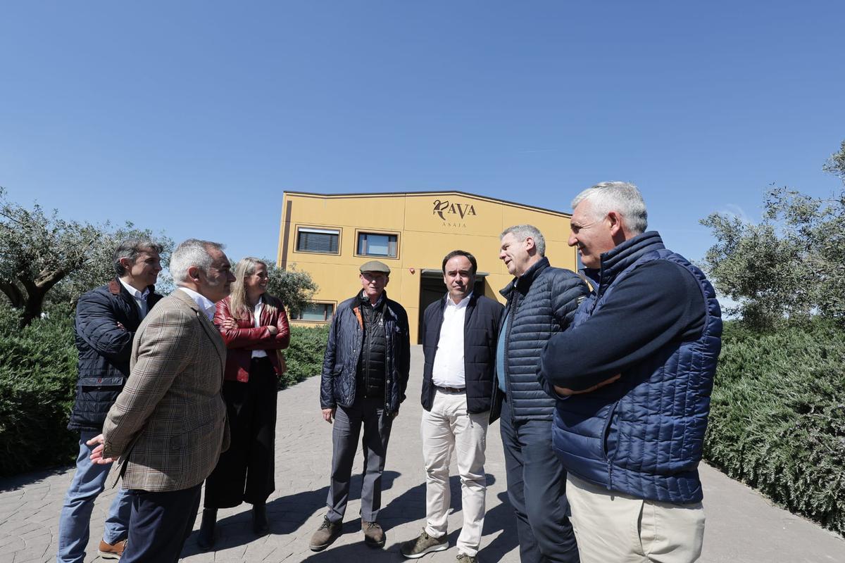 Pérez Llorca en un momento de la visita al centro experimental de AVA-Asaja.