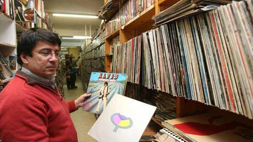 Al frente de &quot;Coleccionistas&quot;, la tienda más grande de Galicia en libros de viejo, Alberto Domingo, lanza el cambio de libros o cd´s