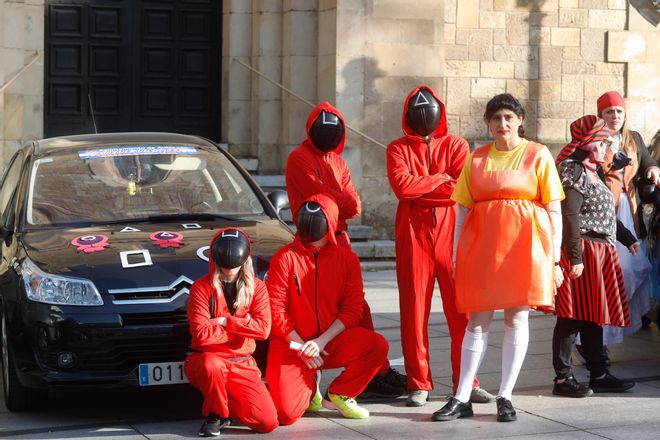 El domingo de Antroxu en Avilés: perros y coches, disfrazados