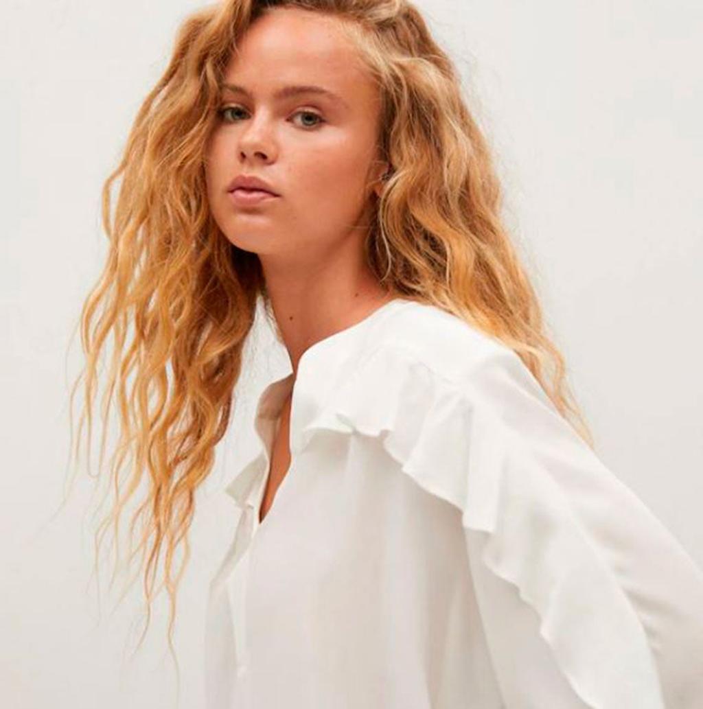 Modelo con camisa de Mango