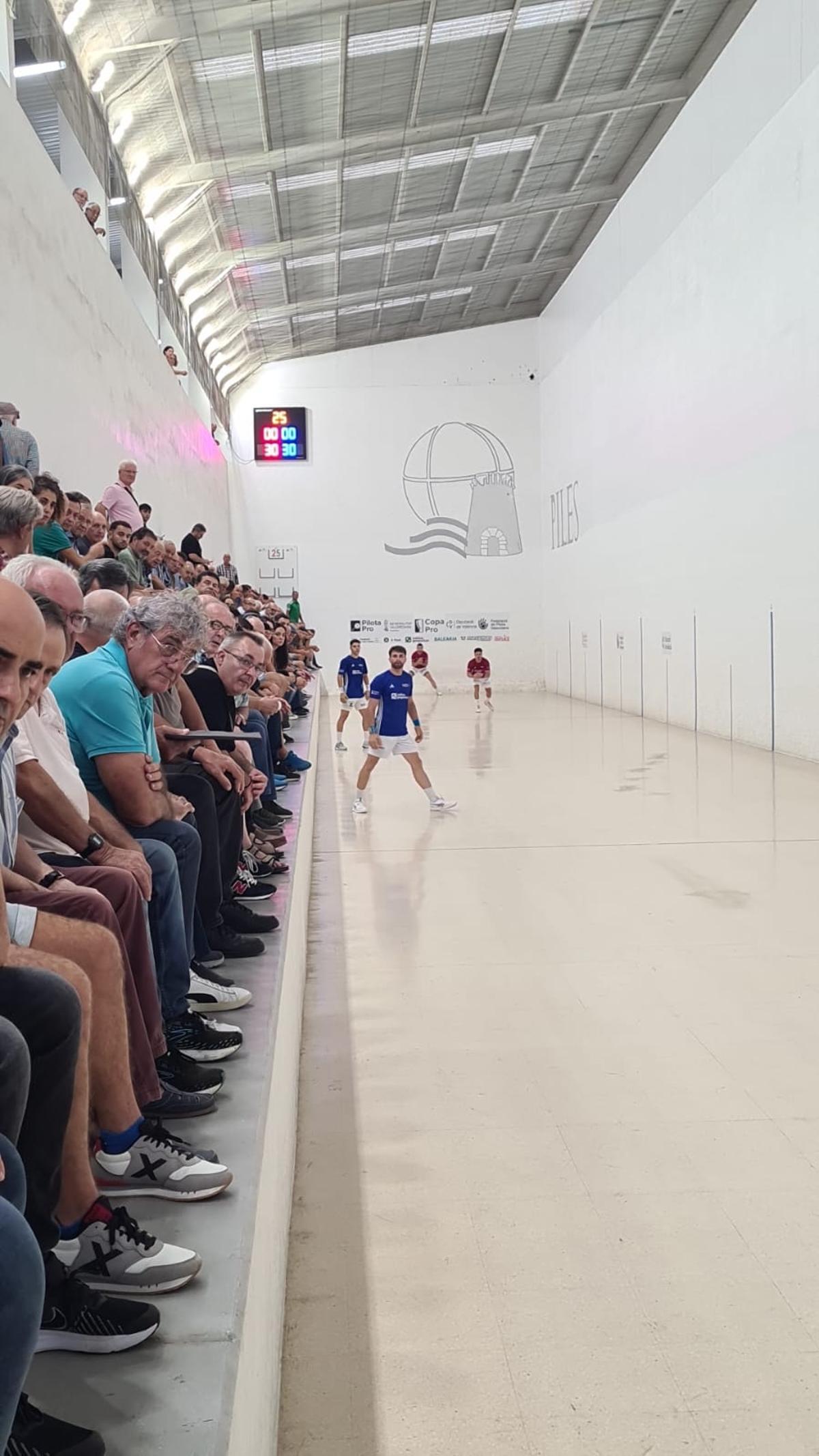 El trinquet de Piles ple de gent en la partida de divendres