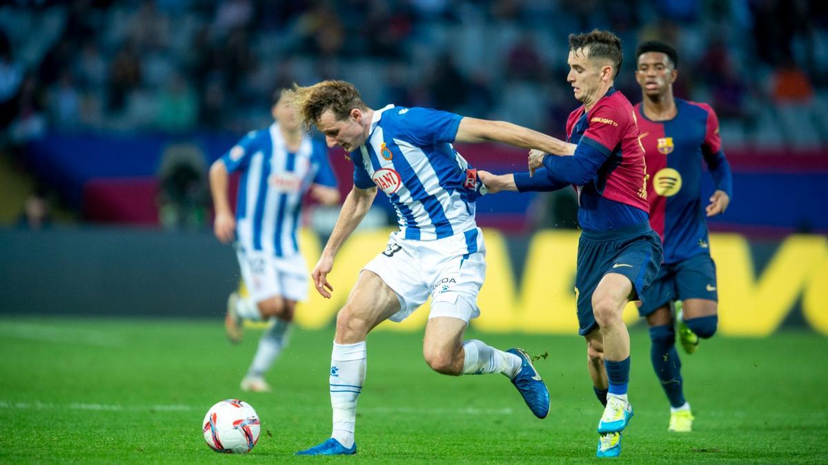 Marc Casadó intenta atrapar a Kral en el Barça-Espanyol de Montjuïc.