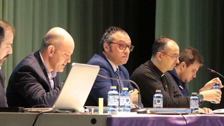 Teo Hernando, presidente, y Jesús Campos, capellán, (tercero y cuarto por la izquierda), presiden la asamblea de la Vera Cruz en el Colegio Universitario.