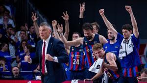 Jasikevicius celebra una acción junto a sus jugadores. 