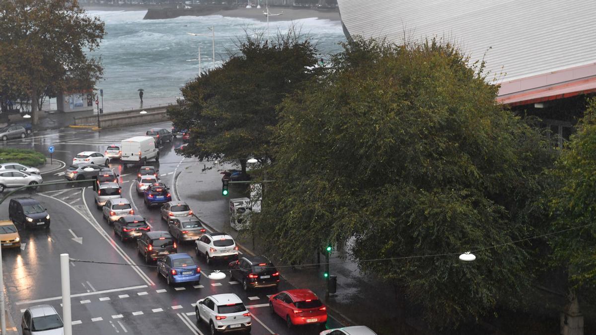 El atasco por el corte en el paseo llega hasta el estadio de Riazor.