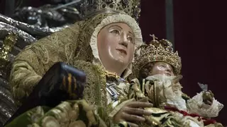 Peregrinos de madrugada para rezar a la Virgen de los Reyes: los pueblos caminan a la Catedral de Sevilla