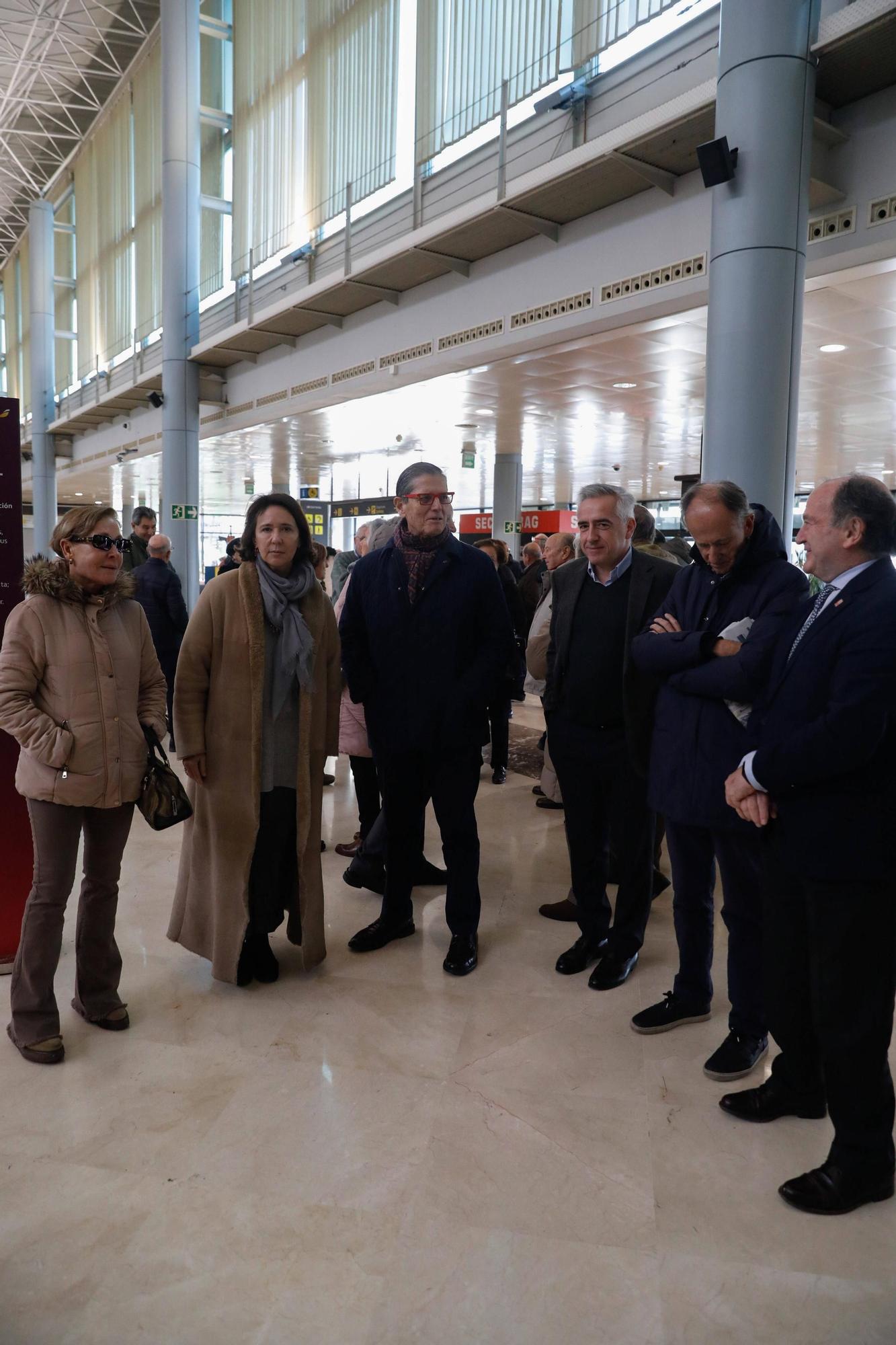 EN IMÁGENES: El homenaje a "Angelín, el de Iberia" en el aeropuerto de Asturias