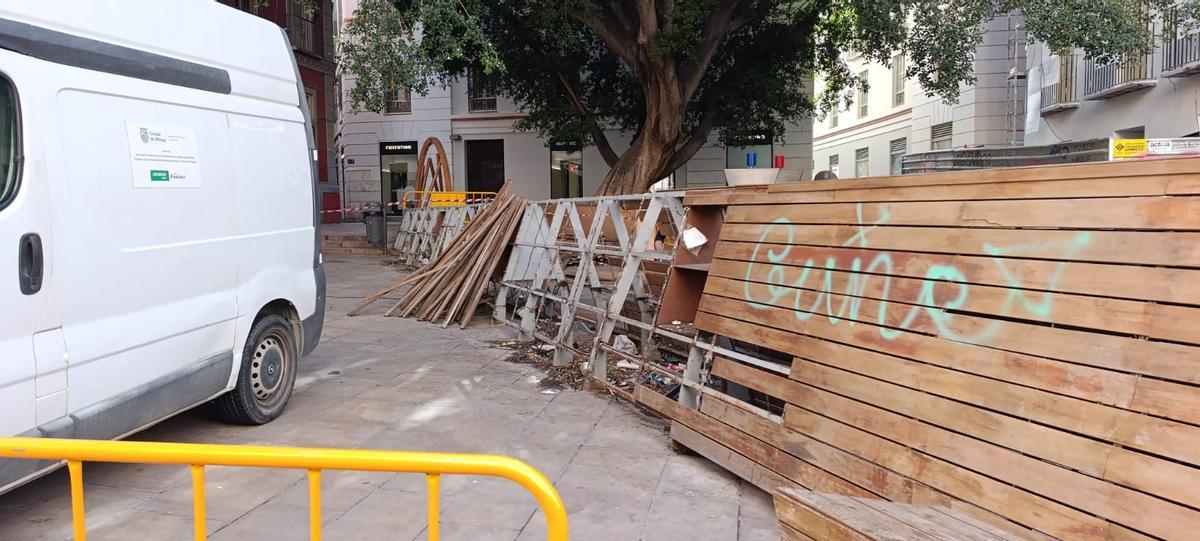 Operarios retirando elementos de la plaza de San Pedro Alcántara, en el Centro Histórico de Málaga.