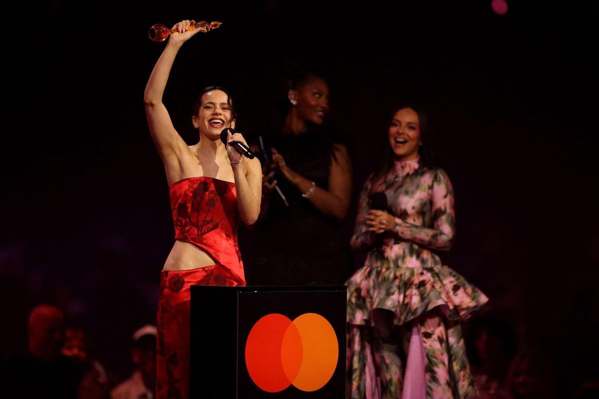 Rosalía recibiendo el premio a mejor artista internacional en los Brit Awards.