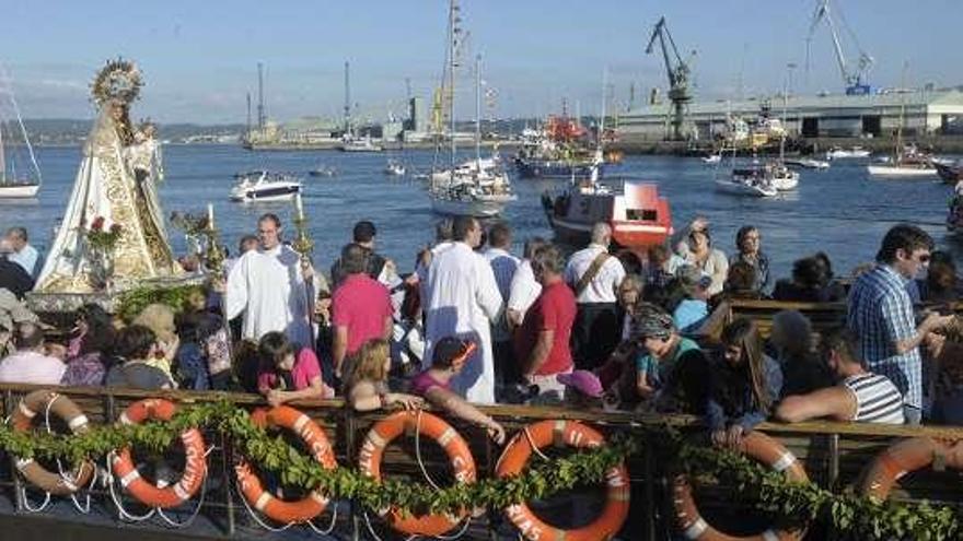 Un momento de las procesión por la bahía. / víctor echave