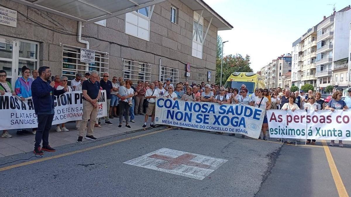 Daniel Costas y Gabriel Ferral en la concentración de la sanidad en la mañana de este domingo en Moaña.