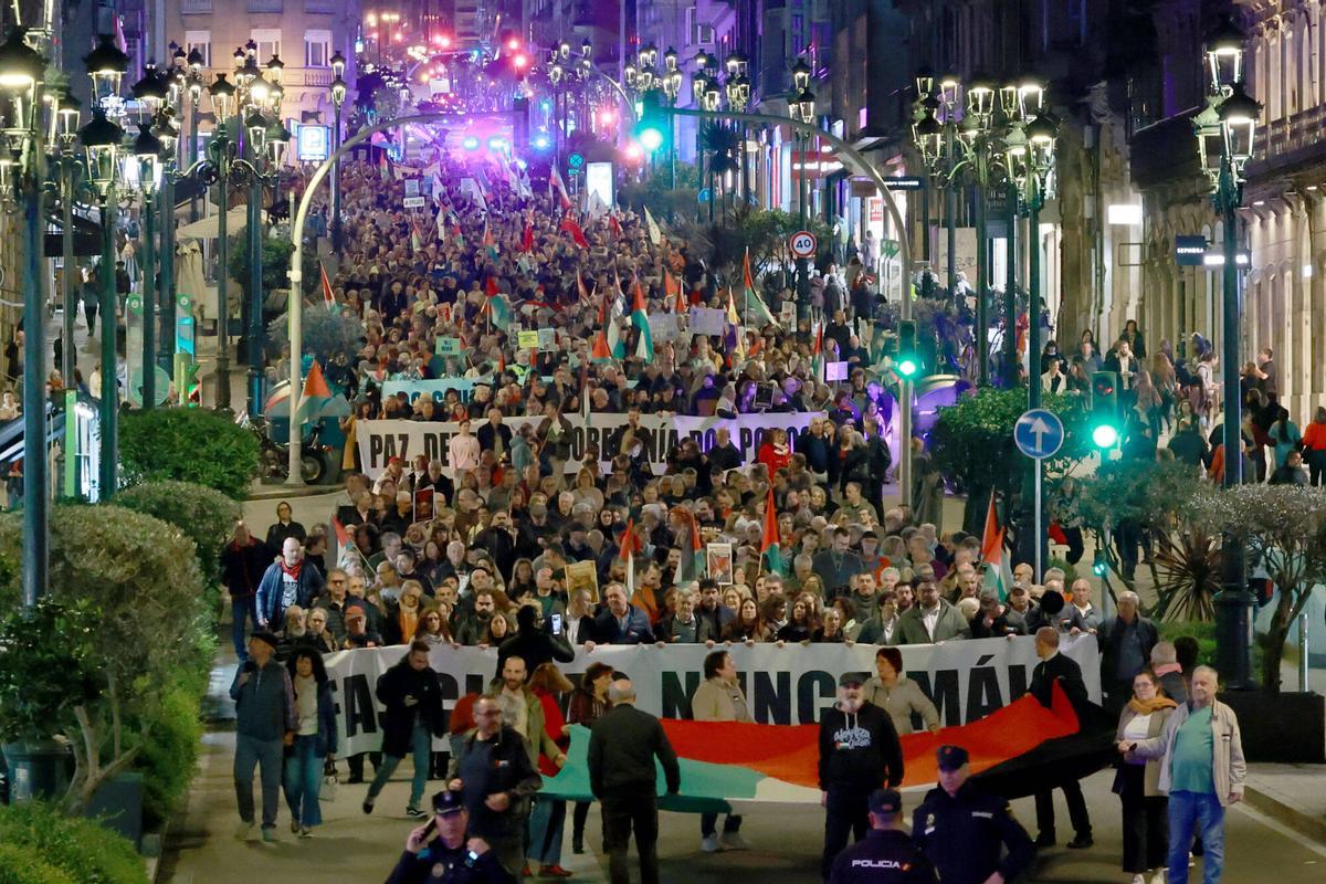 Manifestación por el centro de Vigo en favor de la paz y la democracia y en contra del fascismo, apoyada por medio centenar de organizaciones sociales, sindicales, ecologistas y políticas. PROTESTA
