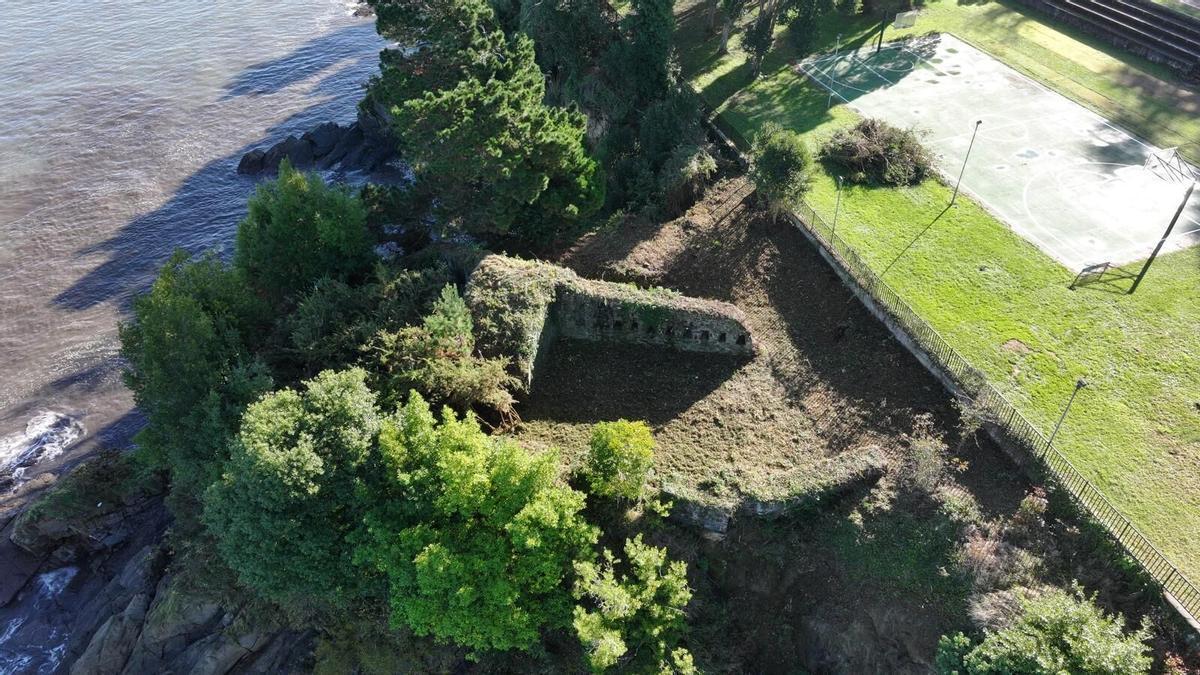El castillo de Corbeiroa, totalmente cubierto por la vegetación, y una vista aérea tras los trabajos de limpieza. | LOC