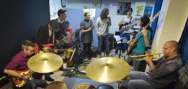 Ensayo de los grupos The Birkins y La Volpe Band