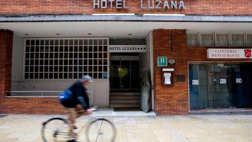 Fachada del viejo hotel Luzana, que pasará a denominarse 40 Nudos.