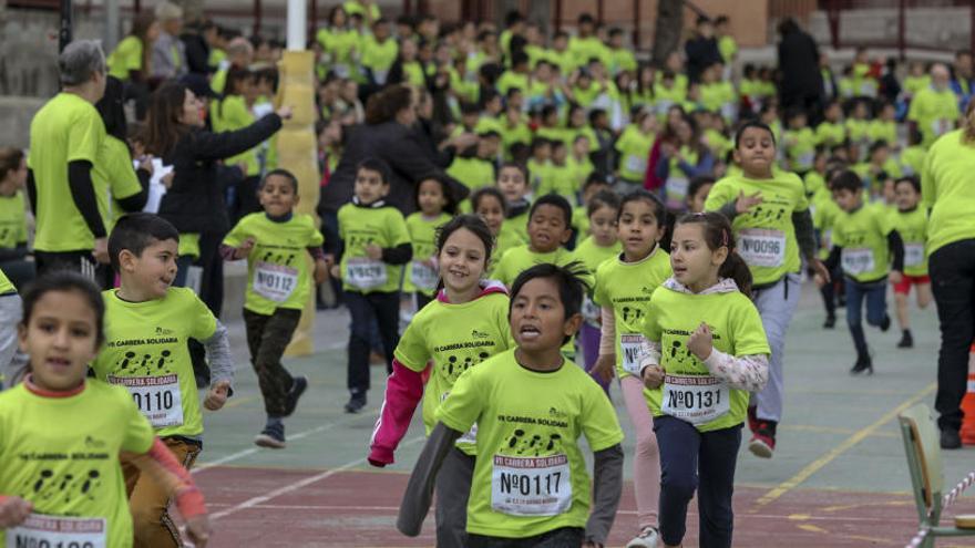 Alumnos participando en una de las carreras que se realizaron ayer en la jornada solidaria que organizó el colegio Ausias March.