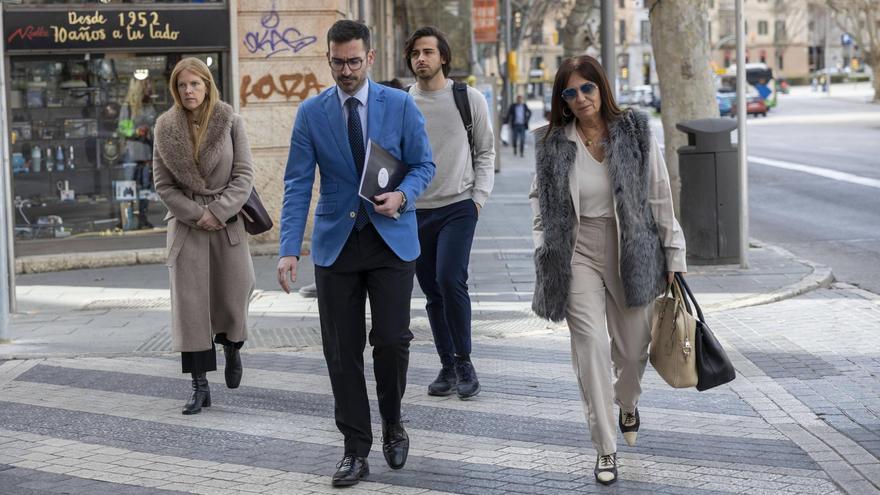 Manuela Cañadas, portavoz de Vox en el Parlament, llega ayer a los juzgados de Vía Alemania, en Palma.