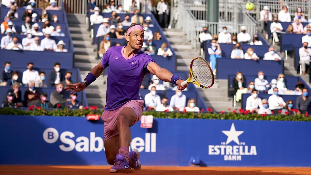 Rafa Nadal golpea la bola durante un partido en el Barcelona Open Banc Sabadell.