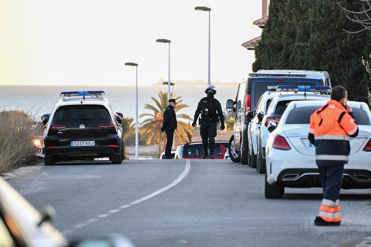 Un doble crimen mantiene acordonada una urbanización de Elche con un implicado atrincherado