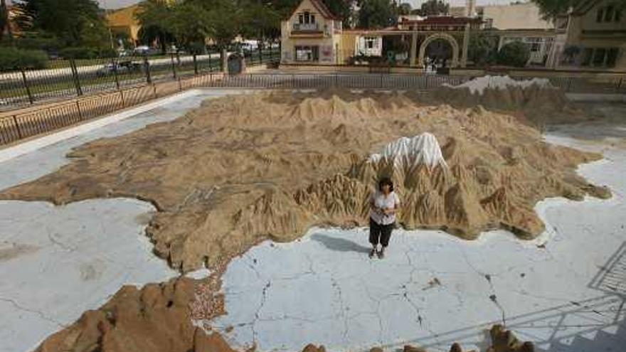 La directora de la Escuela Infantil Martiricos, Nieves Luis, delante del mapa, en pleno Mar de Alborán.