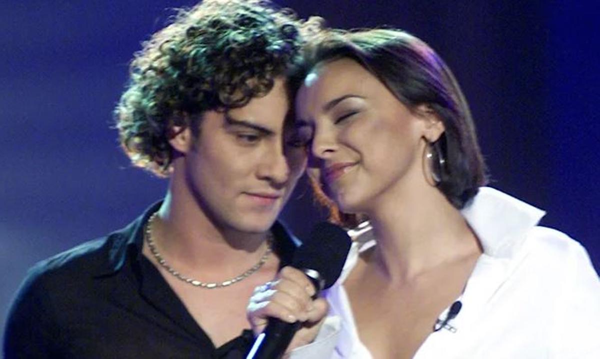 Chenoa y Bisbal cantan 'Escondidos&quot; en 'Operación Triunfo' 2001