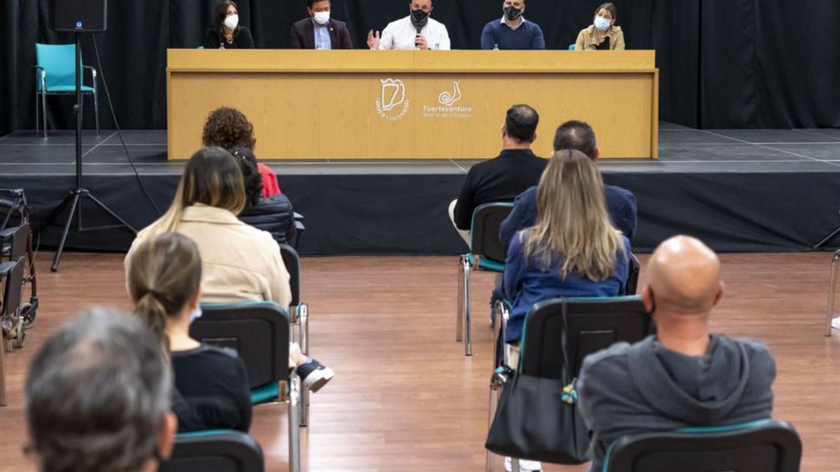 Un momento de la reunión con los vecinos de Cofete. | | LP/DLP