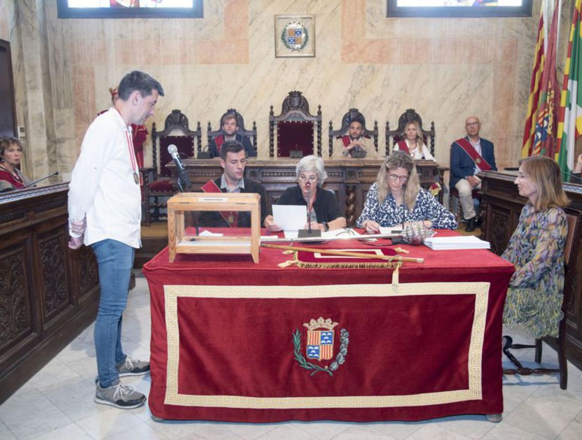 El regidor més jove posant la banda a Caballé | M.A.