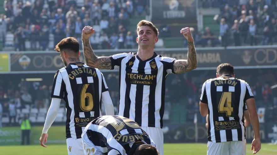 Raúl Sánchez celebra el segundo tanto albinegro ante el Atlético Baleares.