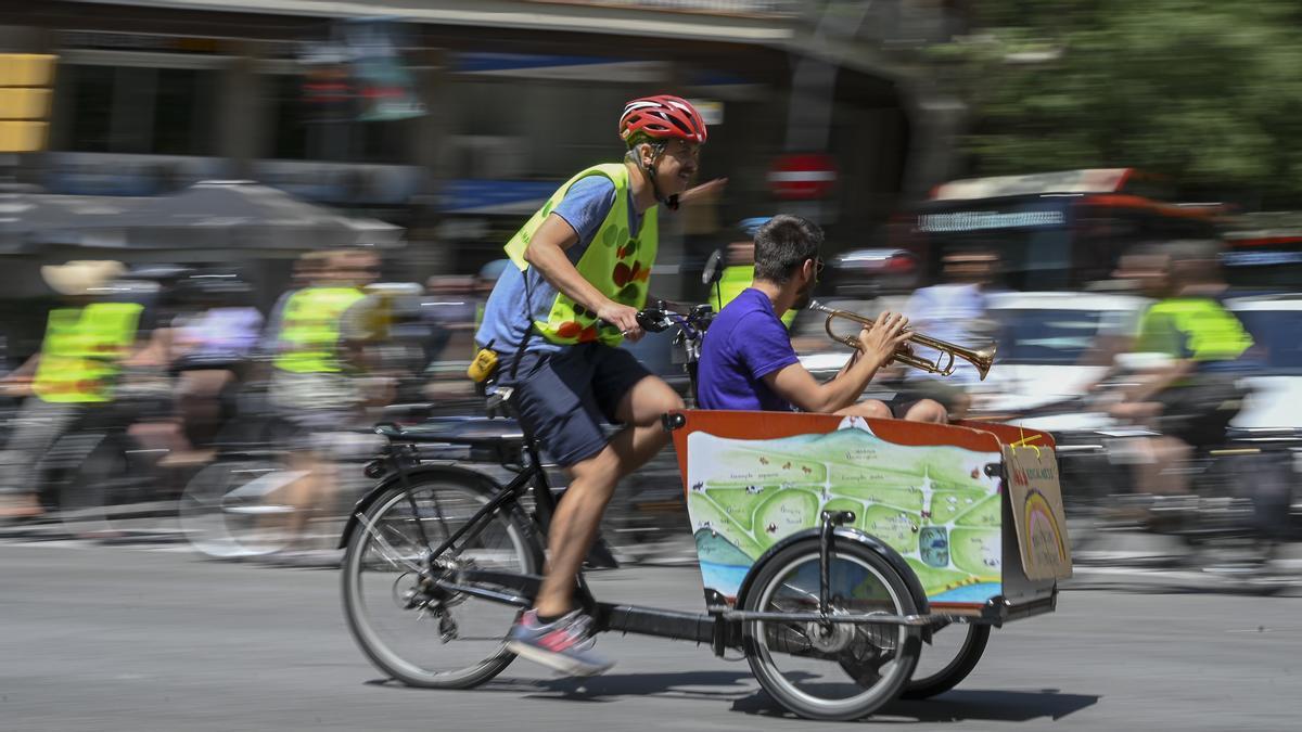 Animación festiva durante la reivindicación por la Gran Vía